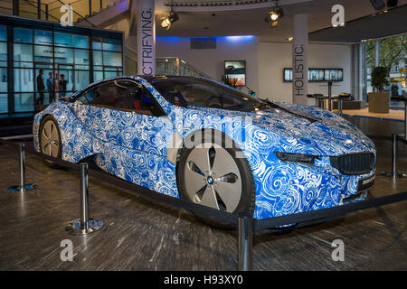 Salle d'exposition. Le Prototype de la BMW i8 Banque D'Images