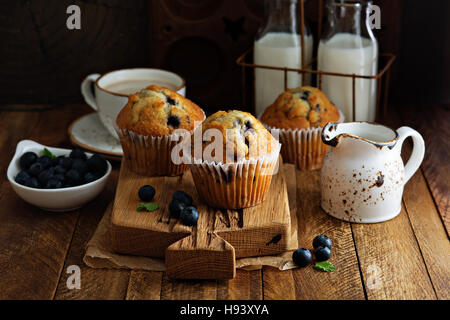 Des petits muffins aux bleuets dans un cadre rustique Banque D'Images