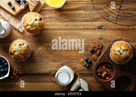 Des petits muffins aux bleuets dans un cadre rustique Banque D'Images