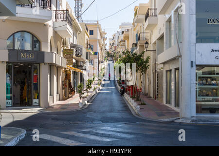 Les étroites rues commerçantes d'une ville touristique d'élite côtière Agios Nikolaos sur l'île grecque de Crète. Banque D'Images