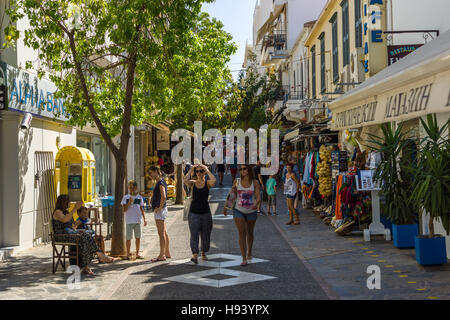 Les étroites rues commerçantes d'une ville touristique d'élite côtière Agios Nikolaos sur l'île grecque de Crète. Banque D'Images