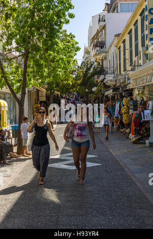 Les étroites rues commerçantes d'une ville touristique d'élite côtière Agios Nikolaos sur l'île grecque de Crète. Banque D'Images