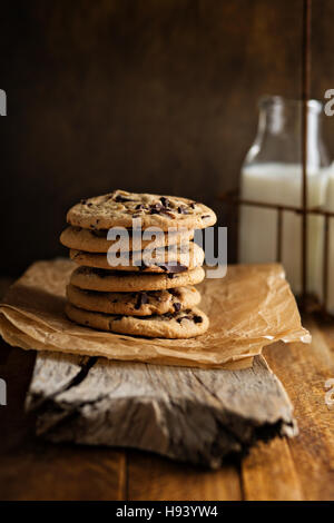 Des cookies aux pépites de chocolat au lait Banque D'Images