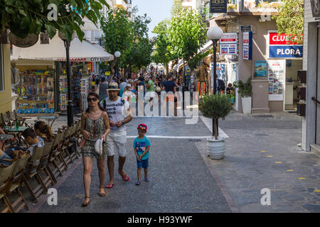 Les étroites rues commerçantes d'une ville touristique d'élite côtière Agios Nikolaos sur l'île grecque de Crète. Banque D'Images