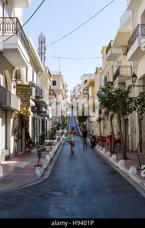 Les étroites rues commerçantes d'une ville touristique d'élite côtière Agios Nikolaos sur l'île grecque de Crète. Banque D'Images