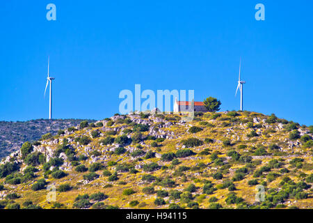 Vieille église en pierre et de l'énergie verte plante sur colline en Dalmatie, Croatie Banque D'Images