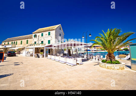 Promenade au bord de l'og Ville de Dalmatie, Croatie Primosten Banque D'Images