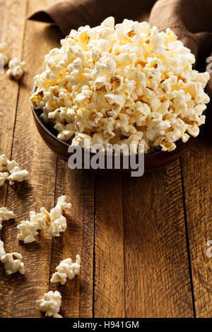 Popcorn en rouge tasses Banque D'Images