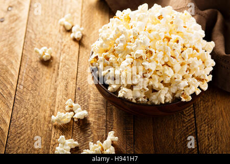 Popcorn en rouge tasses Banque D'Images