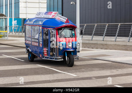 Tuk Tuk roue trois auto rickshaw service taxi touristique voyageant le long de King's Parade sur le front de mer de Liverpool. Banque D'Images