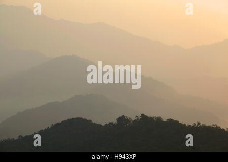 Vue sur l'Himalaya de Sarankot au lever du soleil. Le Népal. Banque D'Images