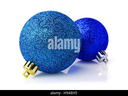 Deux boules de Noël brillant bleu isolé sur fond blanc Banque D'Images