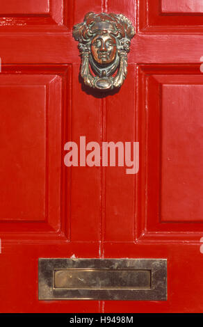 Heurtoir et lettres sur une porte rouge, Dublin, Merrion Square, Dublin, Irlande Banque D'Images