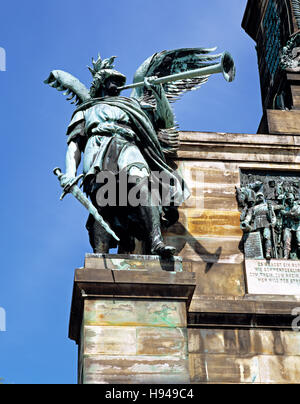 La guerre Statue, monument Niederwald Denkmal près de Ruedesheim, Hesse, Allemagne Banque D'Images