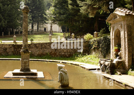 L'esprit du lac des statues de Marie et de Saint Bruno, église Santa Maria del Bosco, Serra San Bruno, Calabre, Italie, Europe Banque D'Images