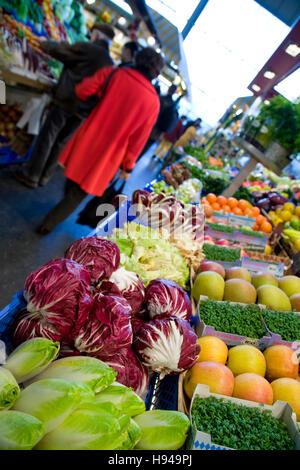 Échoppe de marché, vente de fruits et légumes, les gens, Kleinmarkthalle halle, Francfort, Hesse, Allemagne Banque D'Images