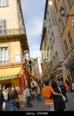 Les piétons dans la Rue de la préfecture, ville historique, Nice, Côte d'Azur, France Banque D'Images