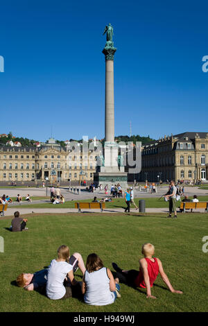 Les gens sur la Schlossplatz, place du château, les adolescents, la colonne du Jubilé, New Castle, Stuttgart, Bade-Wurtemberg, Allemagne Banque D'Images