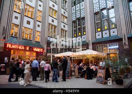 Les gens en face de restaurant, cinéma, vaudeville, Hackesche Höfe, Berlin, Allemagne Banque D'Images