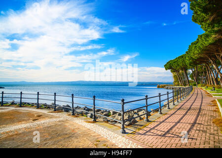 Promenade ou l'esplanade et de pins dans le lac de Bolsena, Italie. Banque D'Images