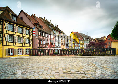 Colmar, Petit Venise, pont sur le canal de l'eau et les maisons colorées. Alsace, France. Banque D'Images