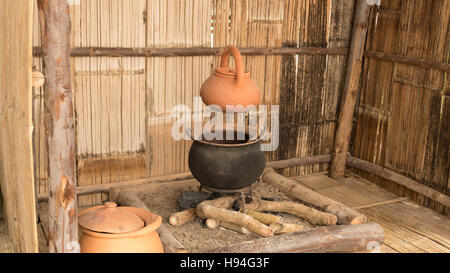 Pot en argile traditionnel de la Thaïlande sur le charbon cuisinière Banque D'Images