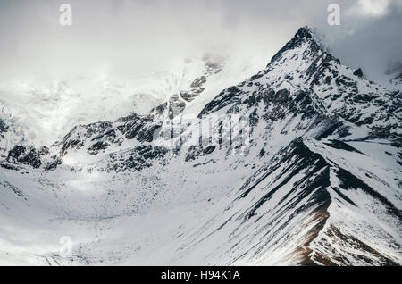 Le mont Shkhara en hiver close up - la plus haute montagne en Géorgie. Les montagnes du Grand Caucase Banque D'Images