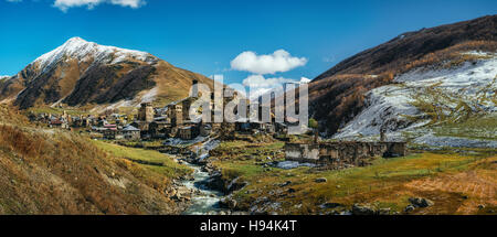 Vue panoramique de tours dans Svanetian Ushguli et Inguri en automne. Caucase, Upper Svaneti, Georgia. Banque D'Images