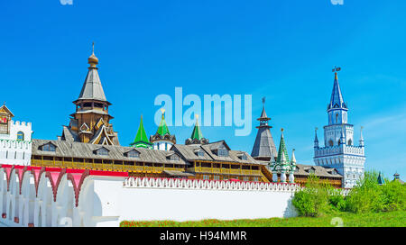 Découvrez le complexe culturel d'Izmailovsky Kremlin avec divers musées, centres d'artisanat, magasins de souvenirs, des ateliers et des plus grands woden church Banque D'Images