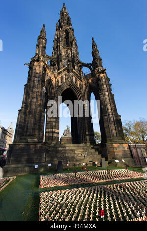 Ville d'Édimbourg, Écosse. L'affichage des croisements et coquelicots du Jour du Souvenir à Princes Street Gardens. Banque D'Images