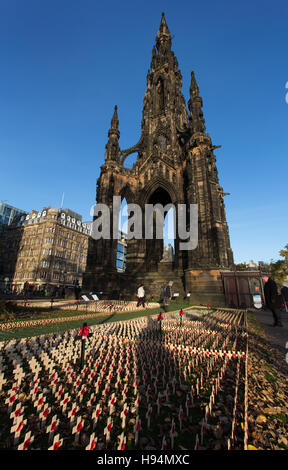 Ville d'Édimbourg, Écosse. L'affichage des croisements et coquelicots du Jour du Souvenir à Princes Street Gardens. Banque D'Images