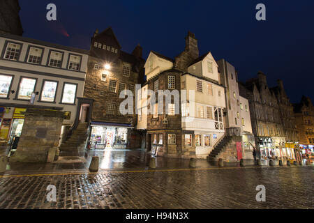 Ville d'Édimbourg, Écosse. Village pittoresque vue de la nuit de la maison de John Knox sur le Royal Mile's High Street. Banque D'Images