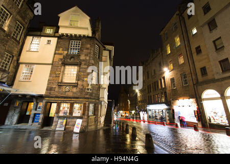 Ville d'Édimbourg, Écosse. Village pittoresque vue de la nuit de la maison de John Knox sur le Royal Mile's High Street. Banque D'Images