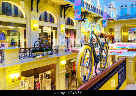 L'intérieur de Gomme (State Department Store) décorées avec des cycles rétro, aujourd'hui populaire dans Moscow Banque D'Images