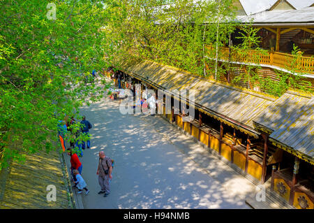 La multi-magasins en bois galeries du marché aux puces de Izmailovo Banque D'Images