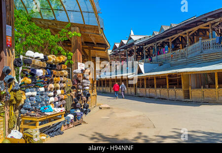 Les chapeaux de fourrure sont traditionnels présente de la Russie, de nombreux étals de marché Izmailovsky propose une vaste gamme de ce type d'accessoires Banque D'Images