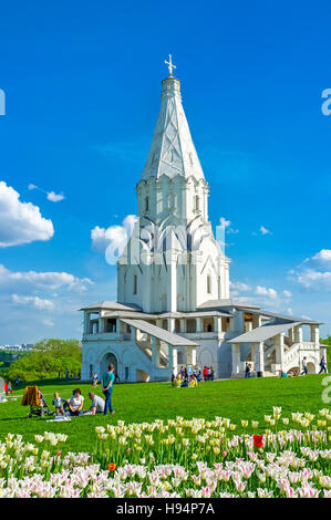 La prairie avec tulipes blanches en fleurs en face de l'église de l'Ascension à Kolomenskoye est le meilleur endroit pour se détendre et profiter Banque D'Images