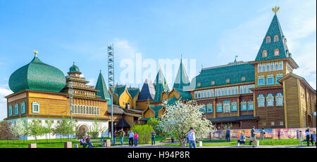 Le Palais en bois du Tsar Alexei Mikhailovich dans Kolomenskoye, décorés avec un dôme vert et divers tours Banque D'Images