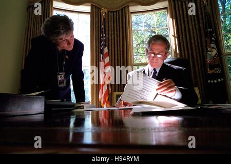 Le président américain George W. Bush donne sur une brève avec Conseiller en chef Karen Hughes dans le bureau ovale de la Maison Blanche, le 8 octobre 2001 à Washington, DC. Banque D'Images