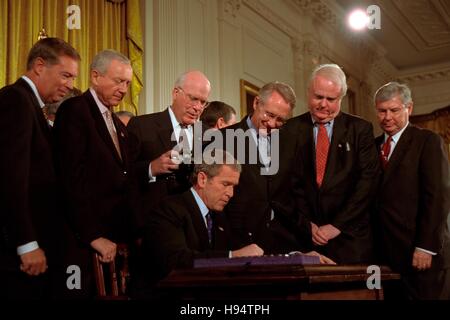 Le président américain George W. Bush signe le Patriot Act dans la Maison Blanche à l'Est Prix Octobre 26, 2001 à Washington, DC. Banque D'Images