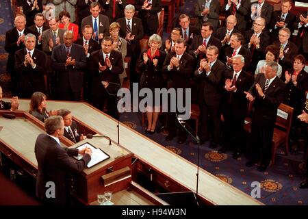 Le président américain George W. Bush fournit une adresse sur les attentats terroristes du 11 septembre à une session conjointe du Congrès au Capitole le 20 septembre 2001 à Washington, DC. Banque D'Images