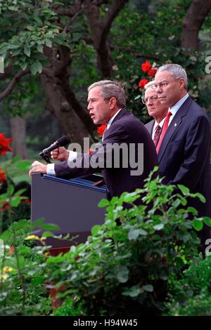 Le président américain George W. Bush prononce une allocution à la Maison Blanche Rose Garden le 24 septembre 2001 à Washington, DC. Banque D'Images