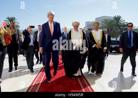 Le ministre des Affaires étrangères omanais Yusuf bin Alawi escorts Secrétaire d'État américain John Kerry, comme il arrive au ministère des Affaires étrangères le 14 novembre 2016 à Muscat, Oman. Banque D'Images