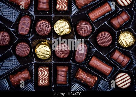 Gros plan de chocolats à la case Banque D'Images