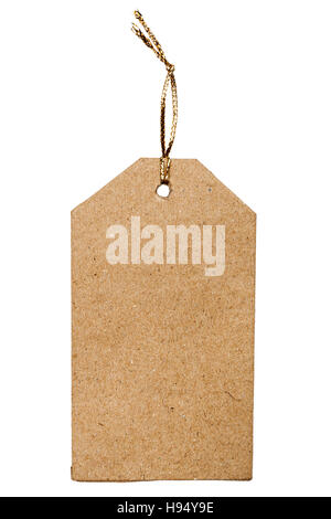 Carton brun avec étiquette de prix corde d'or isolé sur fond blanc Banque D'Images