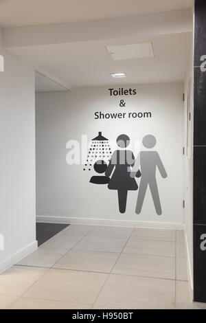 Graphique géant à l'extérieur et mens womens toilettes et douches pour le personnel de l'aéroport Gatwick de Londres Banque D'Images