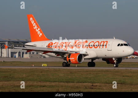 Stuttgart, Allemagne - 31 octobre 2016 : EasyJet, à l'Airbus A319 à l'aéroport de Stuttgart Banque D'Images