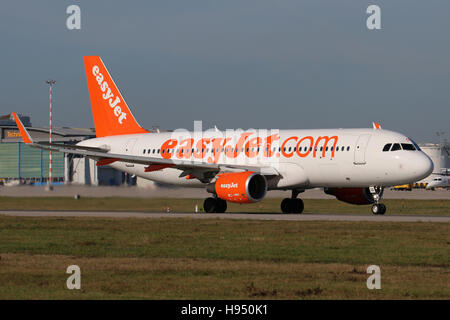 Stuttgart, Allemagne - 31 octobre 2016 : EasyJet, à l'Airbus A320 à l'aéroport de Stuttgart Banque D'Images