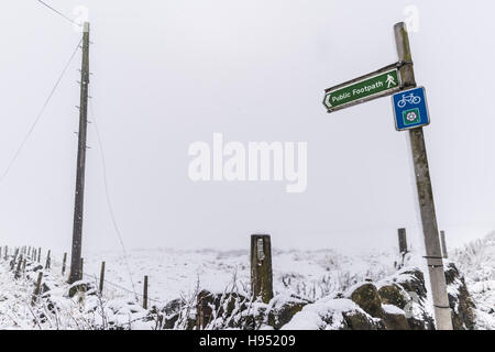 Sentier Public signe sur un après-midi de novembre neige en haut de la célèbre Otley Chevin, près de Leeds Banque D'Images