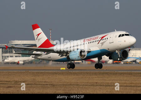 Stuttgart, Allemagne - le 17 mars 2016 : Austrian Airlines, Airbus A319 à l'aéroport de Stuttgart Banque D'Images